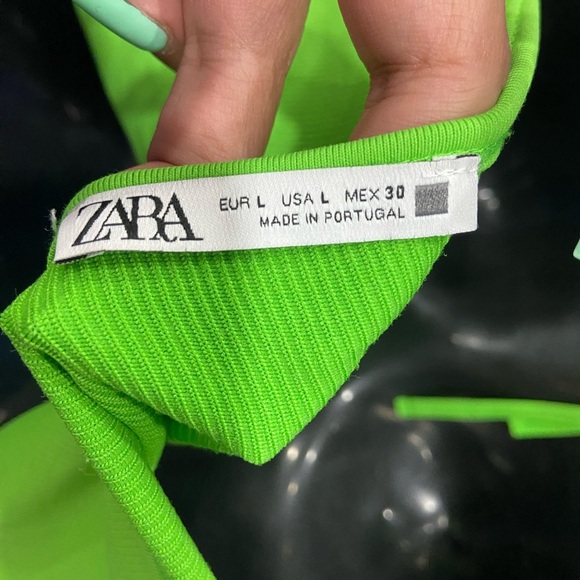 ZARA NWOT neon green keyhole halter crop tank - Picture 2 of 4